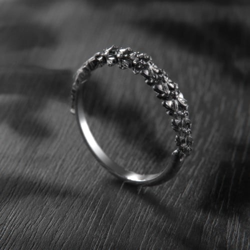 Carmilla - Narrow Spine Band Ring