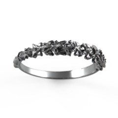Carmilla - Narrow Spine Band Ring