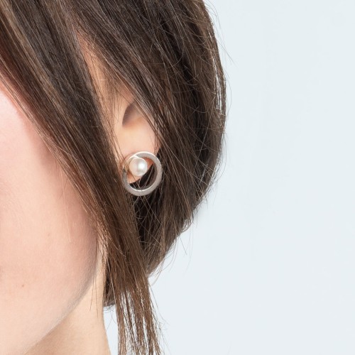 Open Circle Studs with Freshwater Pearls – 9kt Yellow Gold with Freshwater Pearl